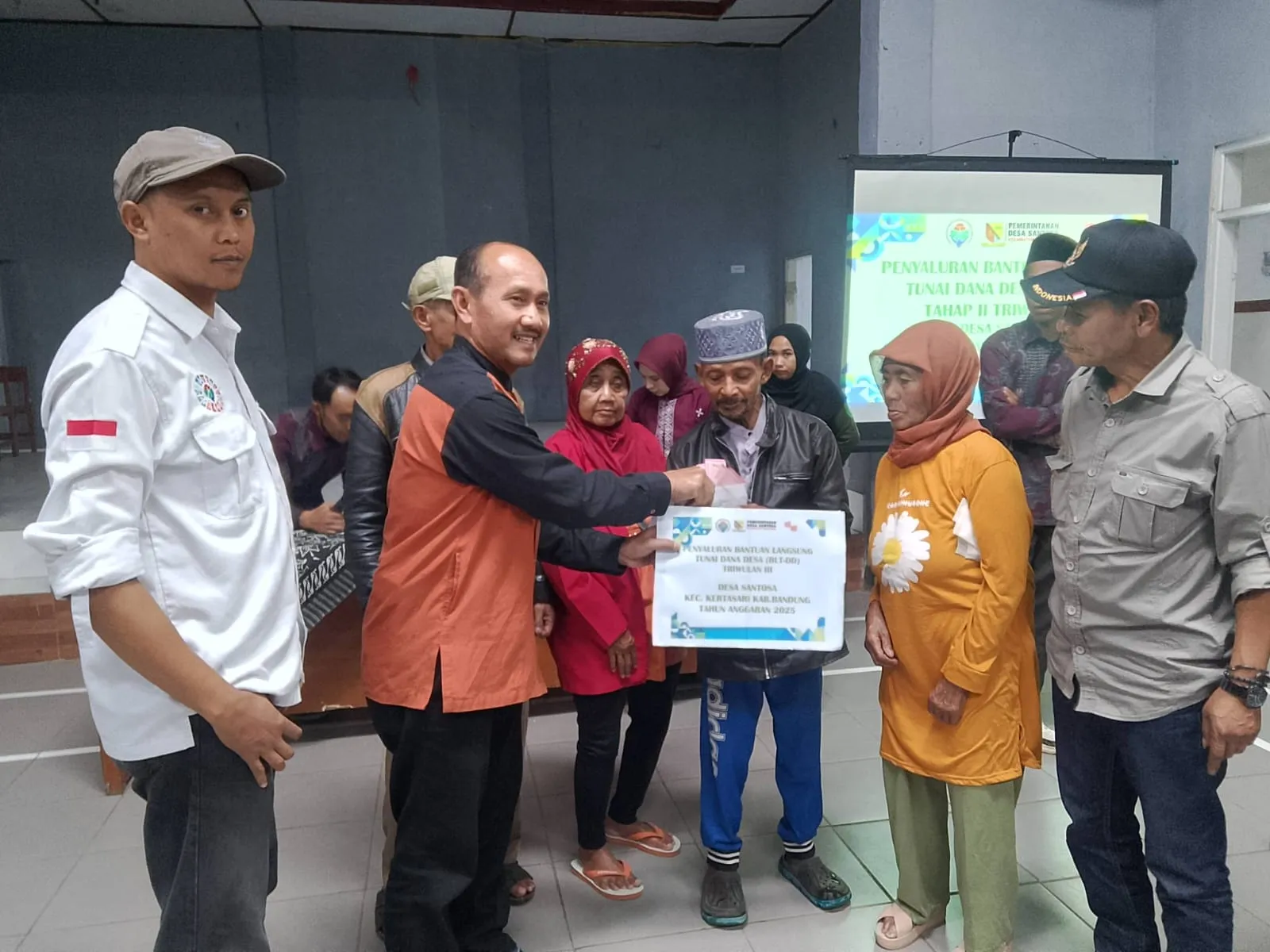 Kades Santosa Salurkan BLT DD Tahap